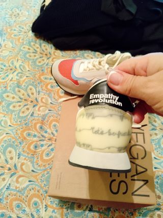 Zapatillas Veganas Blancas y Rojas