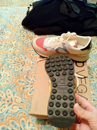 Zapatillas Veganas Blancas y Rojas