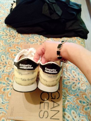 Zapatillas Veganas Blancas y Rojas