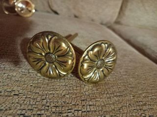 2 Alzapaños dorados con forma de flor.