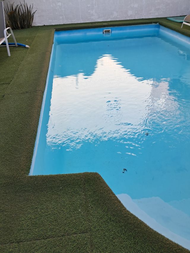 Borde piscina de piedra