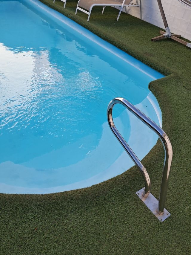 Borde piscina de piedra