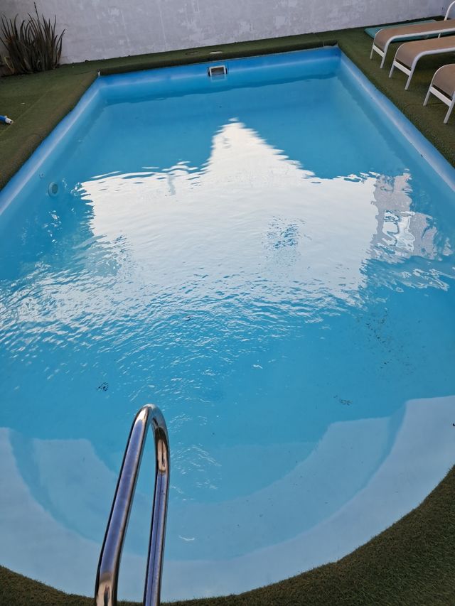 Borde piscina de piedra