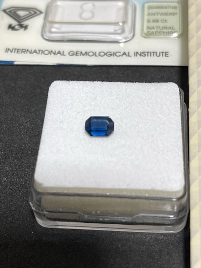 Zafiro azul 0.84ct - IGI