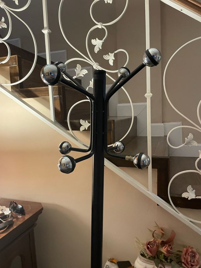 Perchero negro metal - 8 ganchos