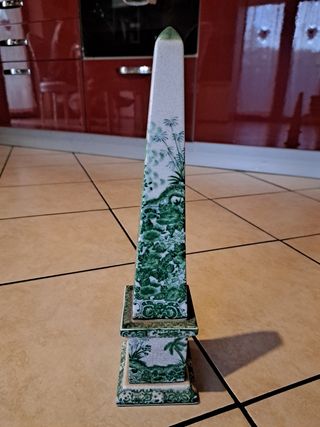 Obelisco in Ceramica Verde e Bianca