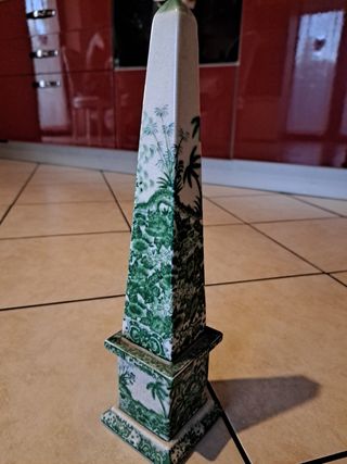 Obelisco in Ceramica Verde e Bianca