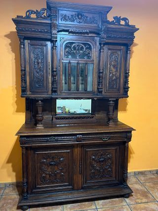 Mueble antiguo de madera tallada, aparador.