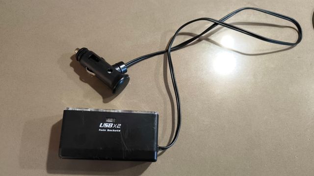 Cargador coche 2 USB + 2x12V + cable micro USB