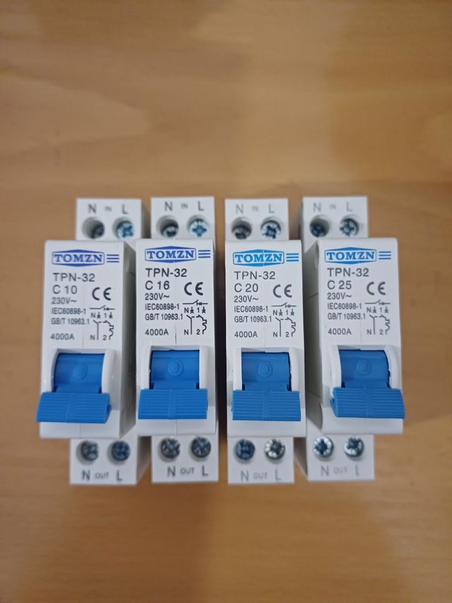 Automáticos estrechos,ocupan la mitad. DPN