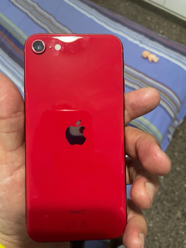 iPhone SE rosso (Apple)