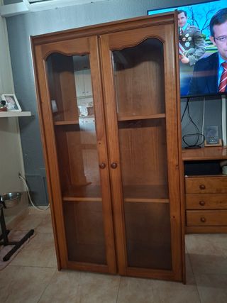 Armadio in legno con vetro