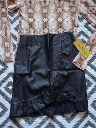 Falda cuero negra & top animal print