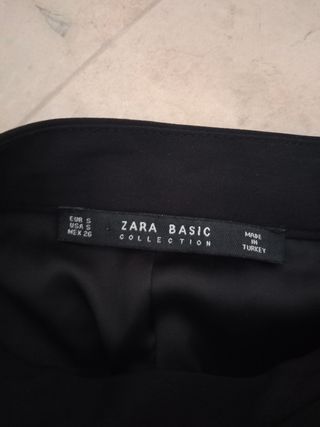 Falda Zara negra con volantes