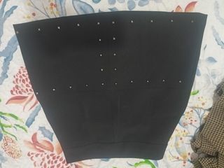 Falda negra con tachuelas