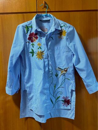Camisa Azul Rayas Flores Bordadas