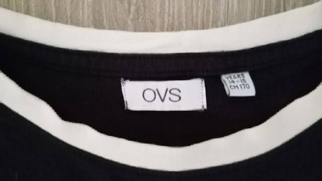 Camiseta negra y blanca