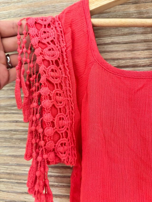 Camiseta con hombros al aire