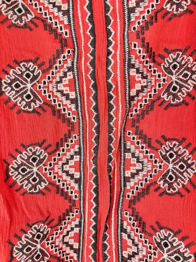 Camiseta con hombros al aire