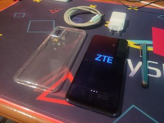 Móvil ZTE A7030 + funda transparente + cargador