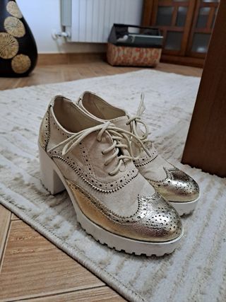 Zapatos de tacón dorados suela ancha