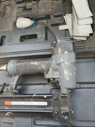 Clavadora neumática usada