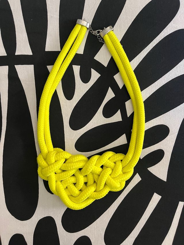 Collar cuerda amarillo neón