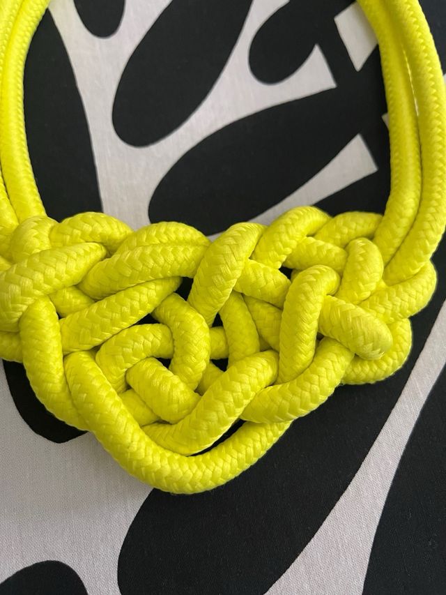 Collar cuerda amarillo neón