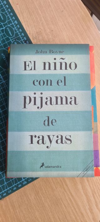 El niño con el pijama de rayas