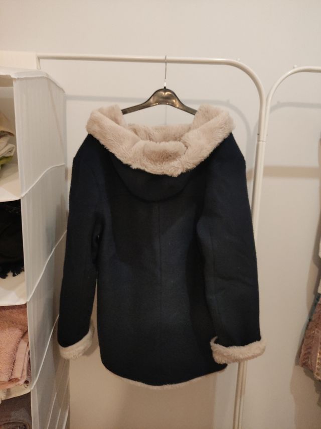 Abrigo Invierno azul oscuro casi negro.