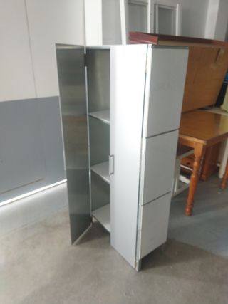 Estantería metálica gris y puertas de composite