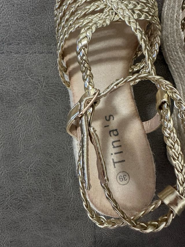 Cuñas doradas Trina's - 36