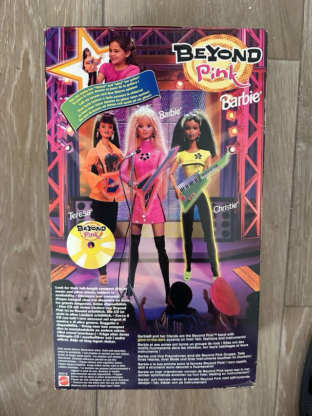 Barbie Beyond Pink - Muñeca y casete