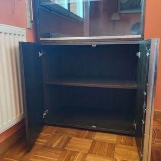 Vitrina marrón de madera y cristal