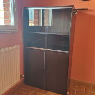 Vitrina marrón de madera y cristal