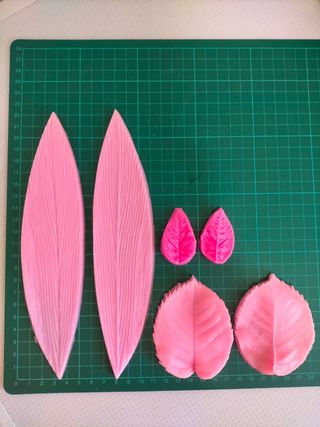 Lote 8. Moldes silicona hojas fondant.