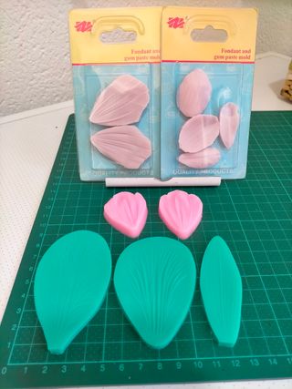 Lote 9. Moldes silicona flores fondant.