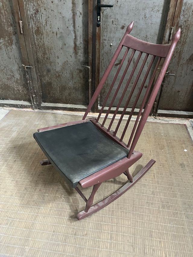 Cadeira de balanço castanha vintage