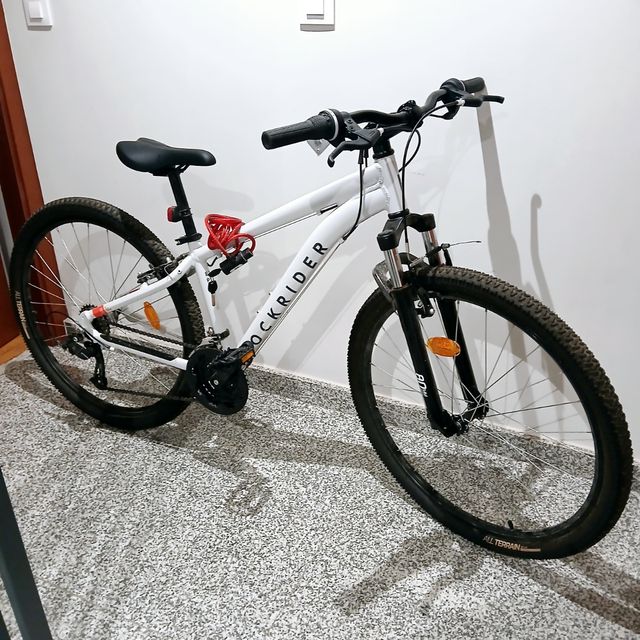 Bicicleta Rockrider  27.5 blanca con accesorios