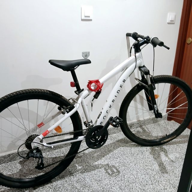 Bicicleta Rockrider  27.5 blanca con accesorios
