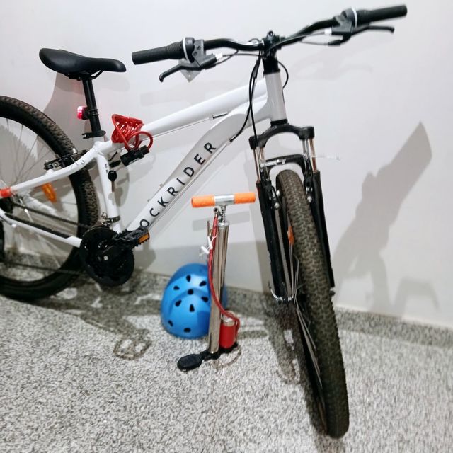 Bicicleta Rockrider  27.5 blanca con accesorios