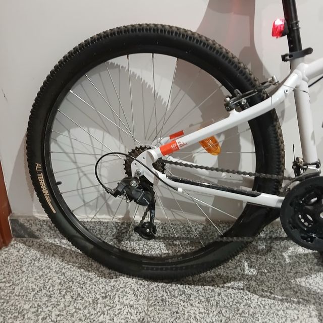 Bicicleta Rockrider  27.5 blanca con accesorios