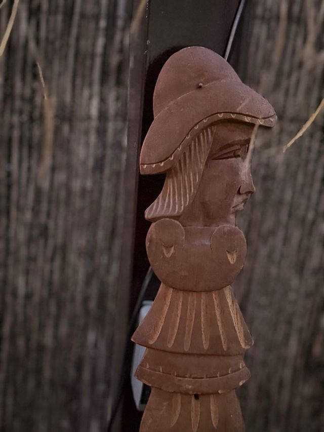 Figura étnica madera tallada