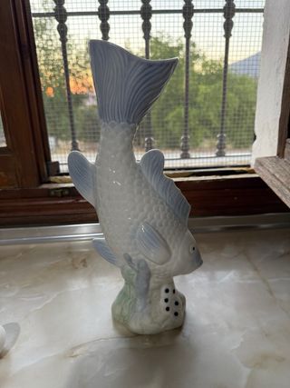 Jarrón pez porcelana azul y blanco