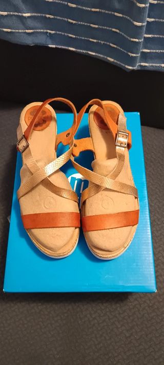 Sandalias Porronet doradas y marrón