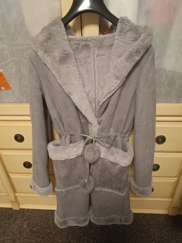 Abrigo gris cálido con capucha