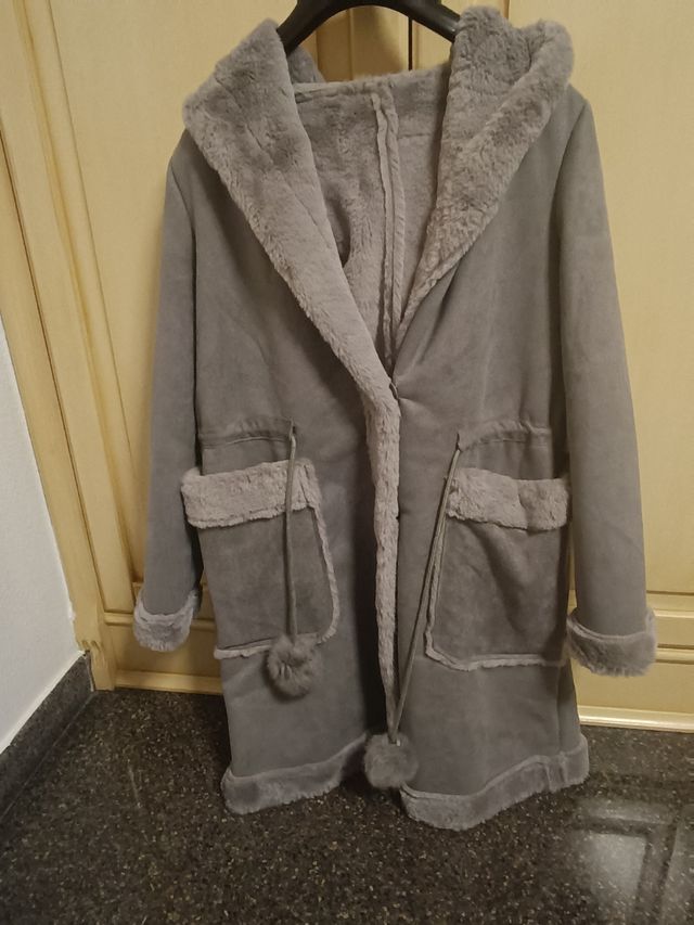 Abrigo gris cálido con capucha