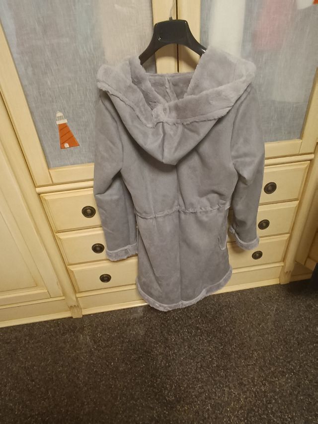 Abrigo gris cálido con capucha