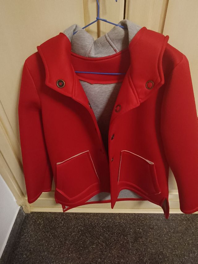 Abrigo rojo mujer capucha