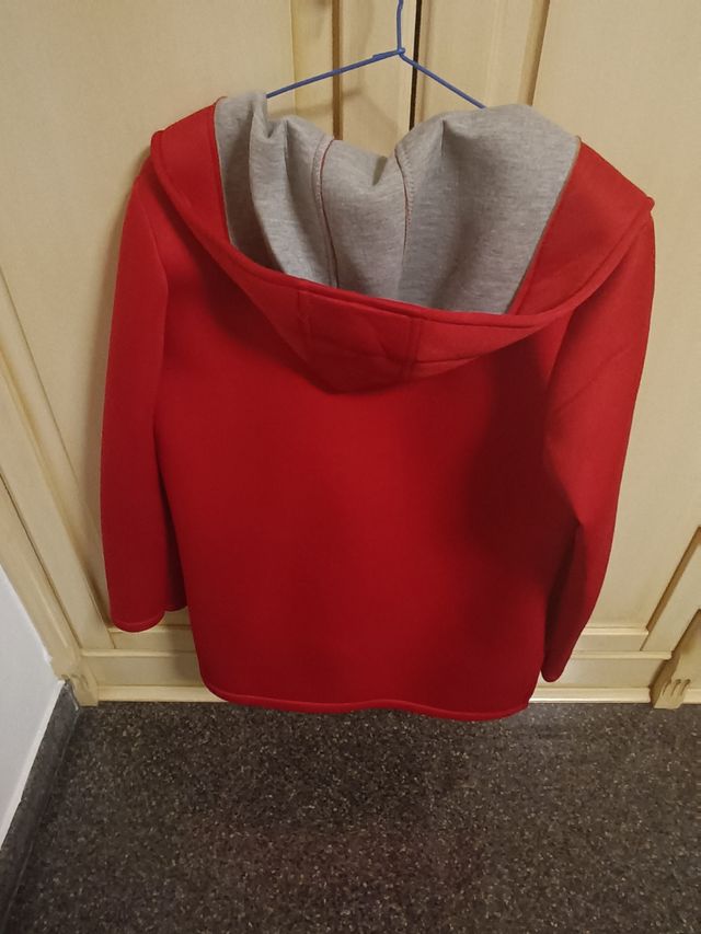 Abrigo rojo mujer capucha